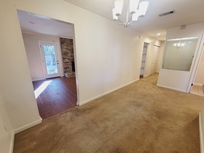 Building Photo - MIDTOWN 2/2.5 w/ Large Fenced Yard, Deck, Washer/Dryer, & Huge Bedrooms! Avail NOW for $1495/month!