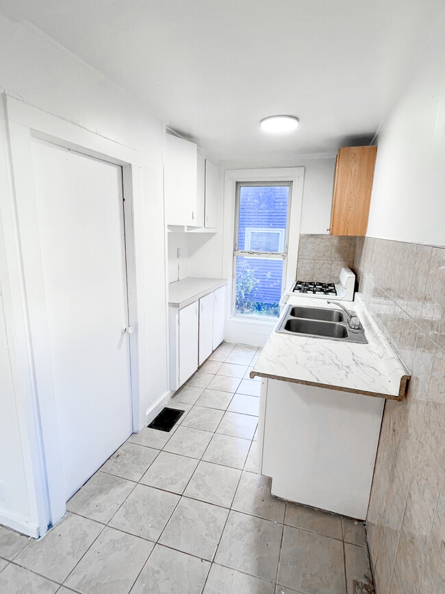 Building Photo - 512 Stone St