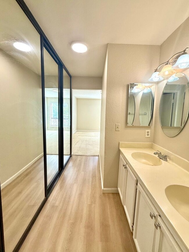 Building Photo - $2750 / 2 BR - GORGEOUS REMODELED CONDO IN...