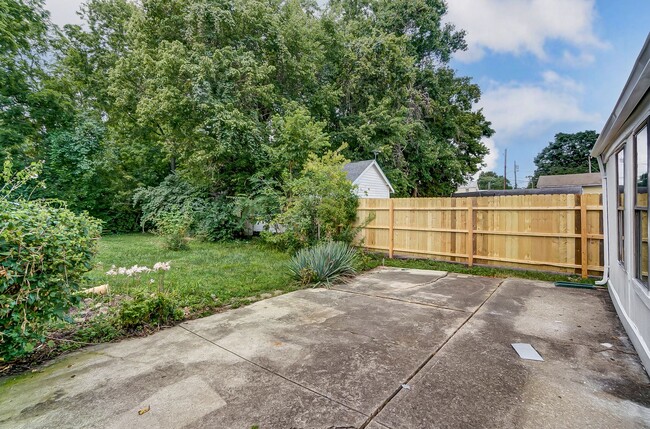 Building Photo - Charming cottage in Cleves!