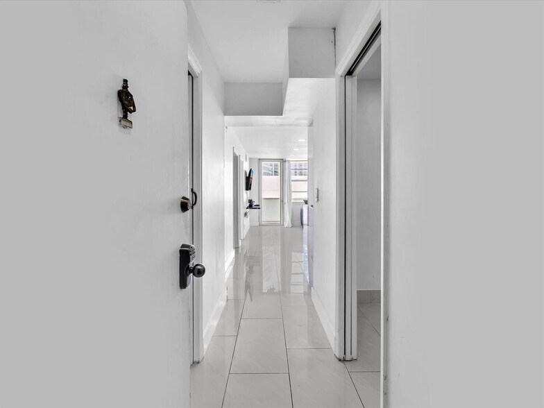 Building Photo - 3725 S Ocean Dr
