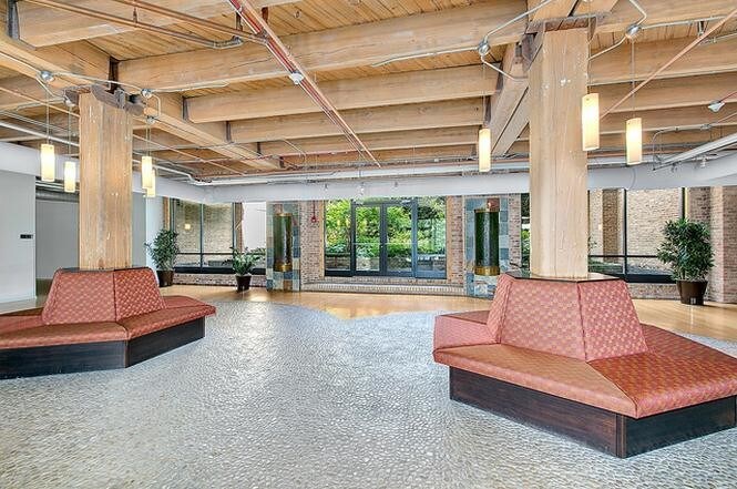 Lobby (has been updated since this picture) - 1040 W Adams St