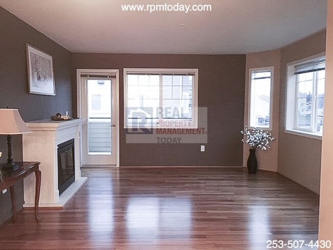 Building Photo - Stunning 2 Bedroom Condo With Garage!
