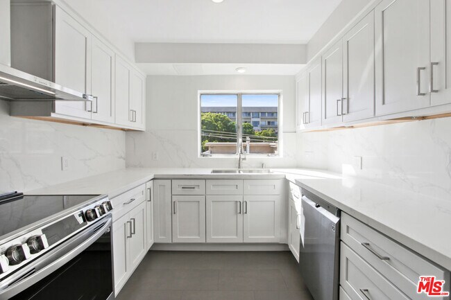 Building Photo - 339 N Oakhurst Dr