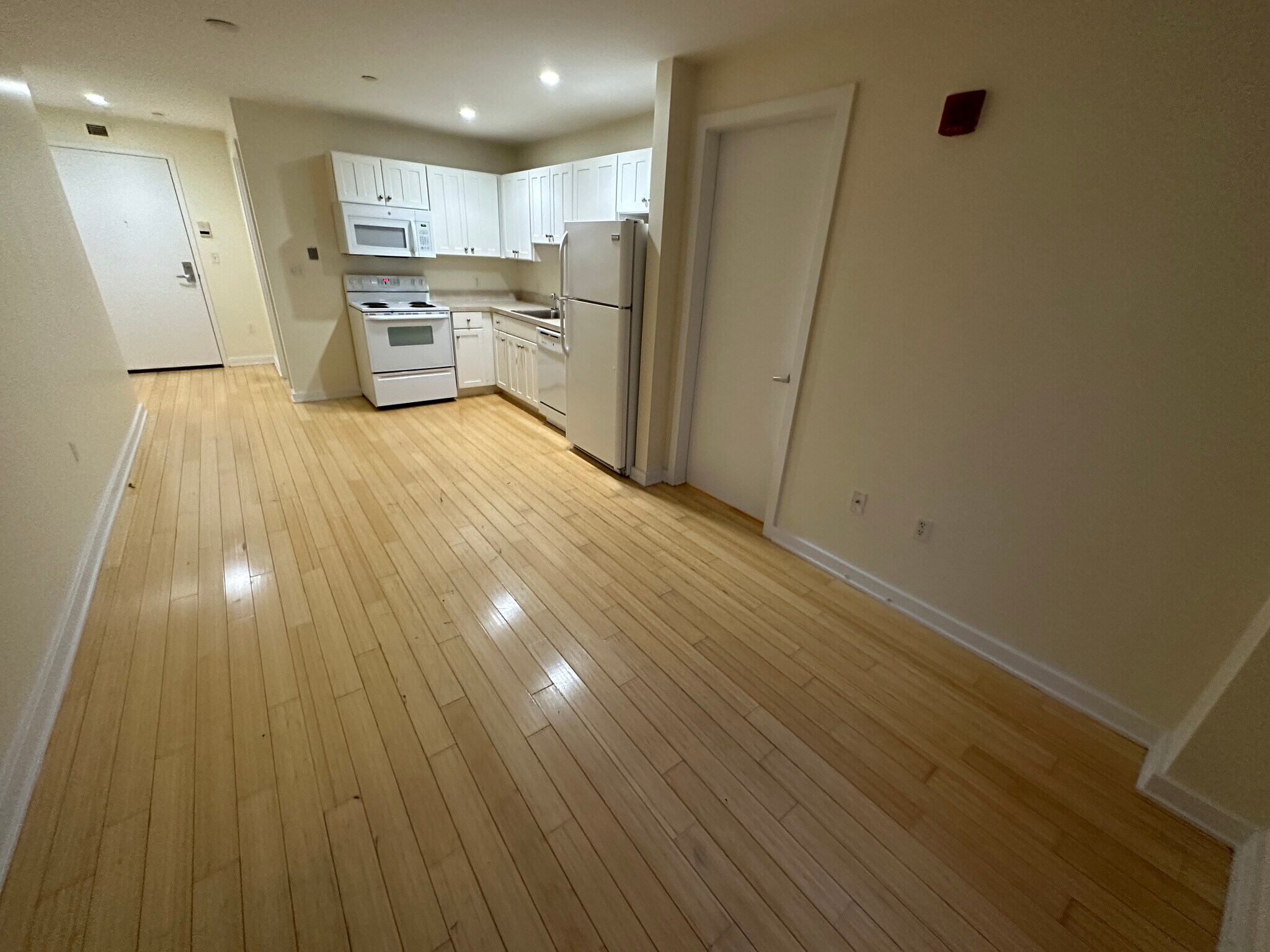 Building Photo - 25 Lagrange St