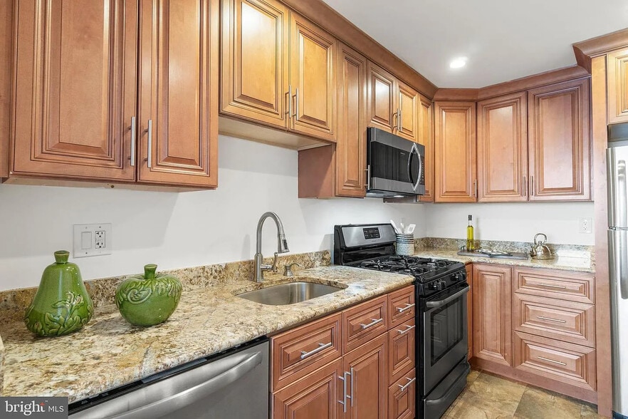 Building Photo - 5111 8th Rd S