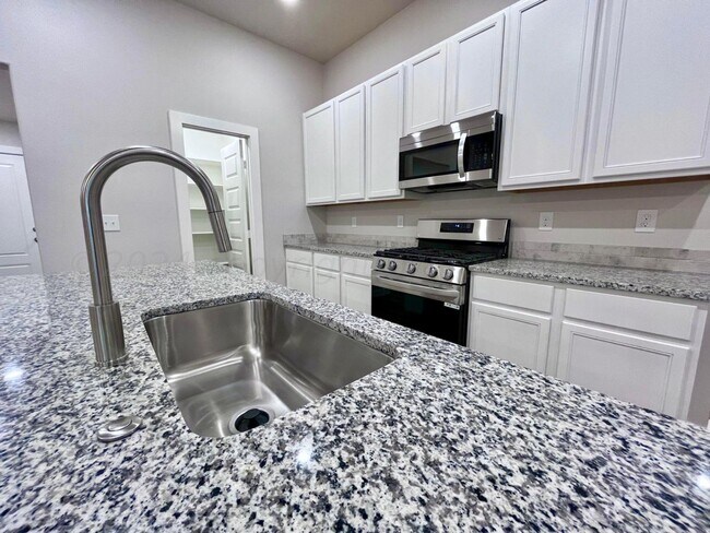 Building Photo - Welcome to Homestead!! Brand New 4/2/2  ne...