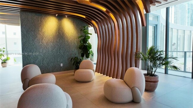 Building Photo - 700 NE 24th St