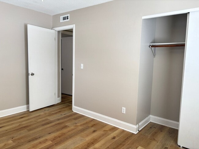 Building Photo - MOVE IN SPECIAL: 3 Bedroom, 2 Bathroom House in Burlington!