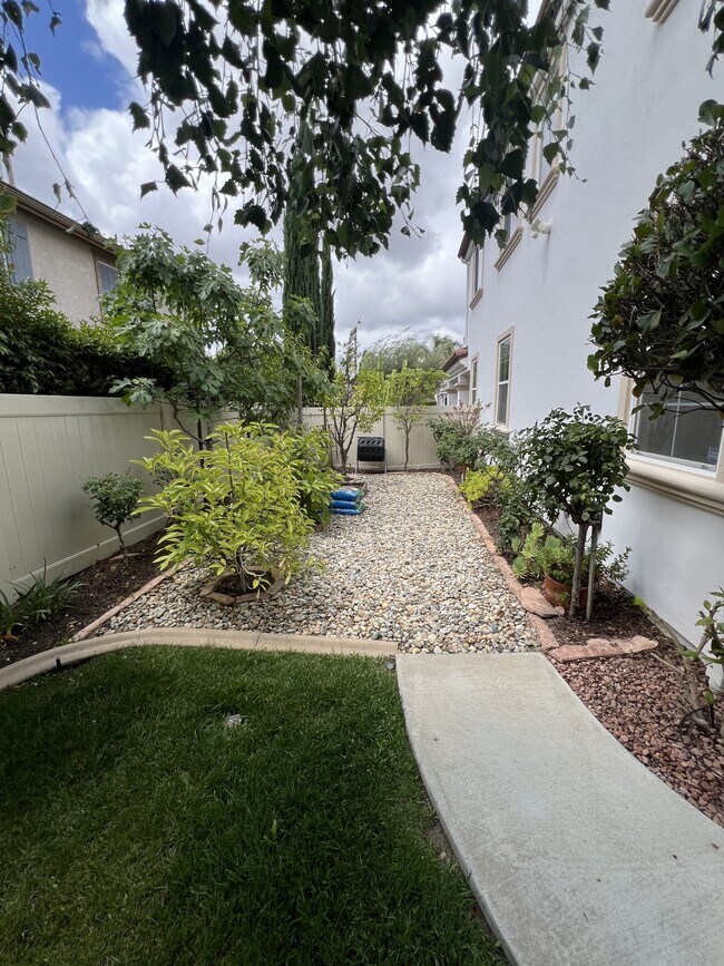 Building Photo - 42251 Harwick Ln