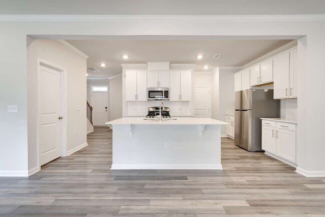 Building Photo - End-unit 3 bedroom townhome with Screened Porch!