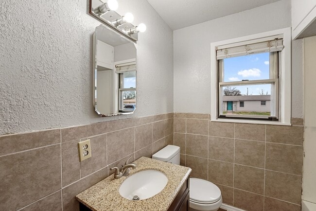 Building Photo - 1401 E 18th St