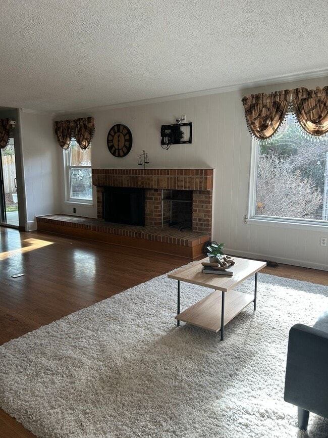 Building Photo - 5 BR/3 1/2 BA in the Desirable Meadowglen Community!!