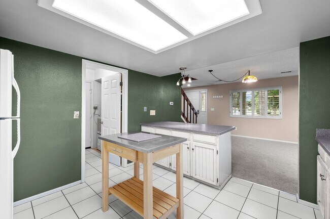 Building Photo - 2 Bed 2 Bath  in Heather Ridge