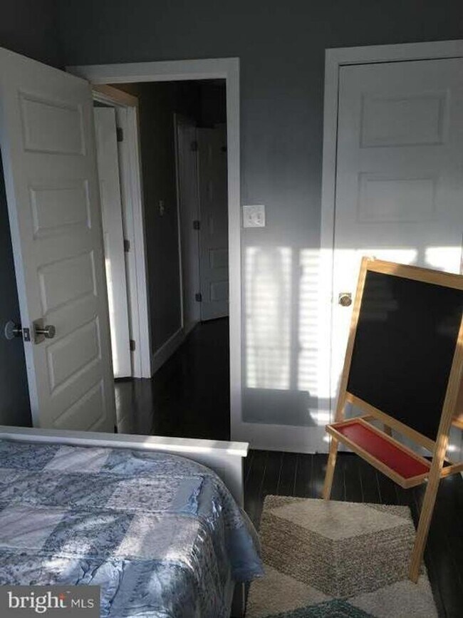 Building Photo - Spacious Townhome with Off Street Parking