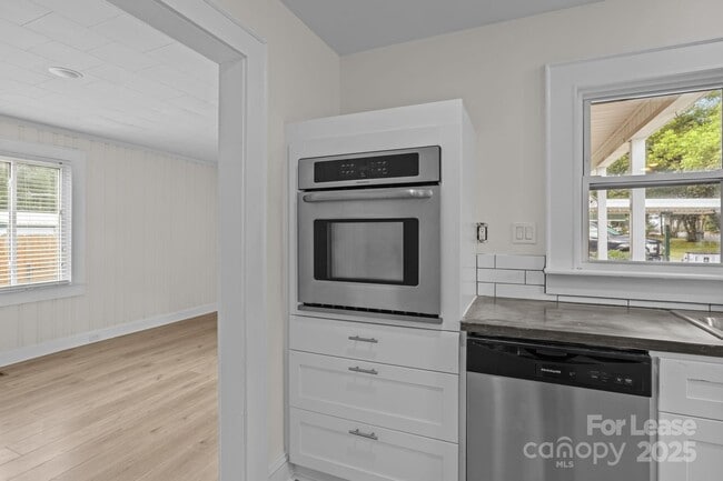 Building Photo - 765 N Church St