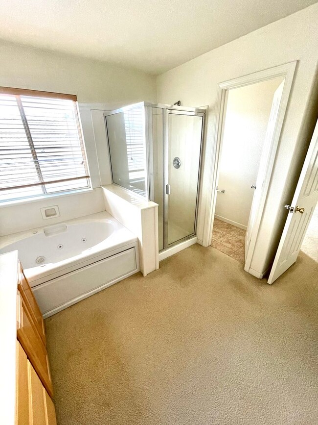 Building Photo - Beautiful 4 Bedroom 2.5 Bath Single Family...