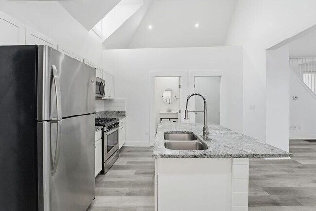 Building Photo - 522 Kelton Ave