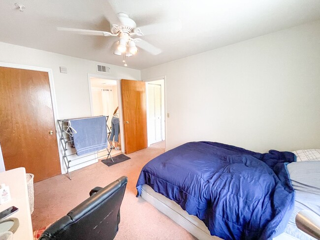 Building Photo - Campus Edge #913