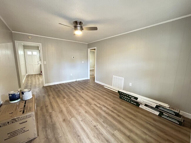 Building Photo - 517 Old Central Rd