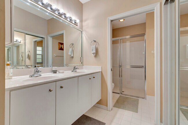 Building Photo - 6129 Heliconia Rd