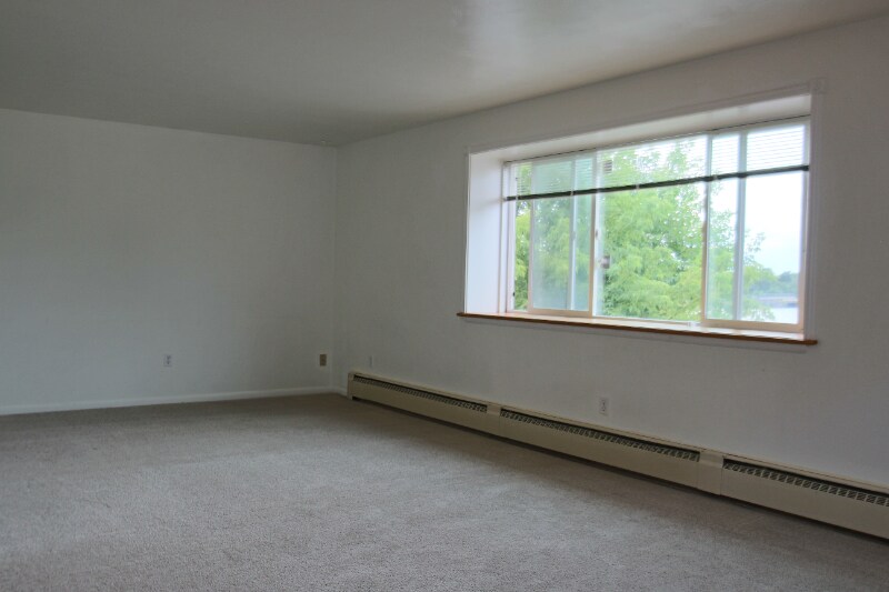 Building Photo - 2565 Willow Ln
