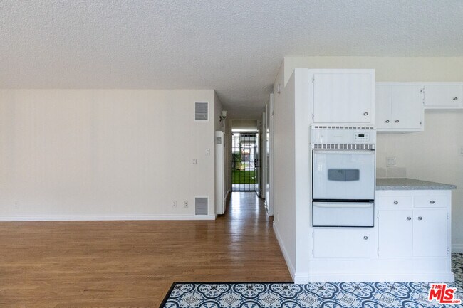 Building Photo - 11131 Rose Ave