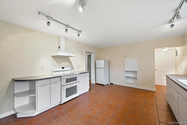 Building Photo - 948 Craigville Rd