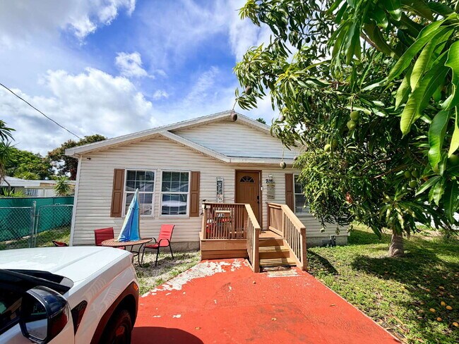 Building Photo - "Charming 4-Bed Oasis with 2 Baths in Prime West Palm Beach Location – 1560 Sq Ft of Comfort!"