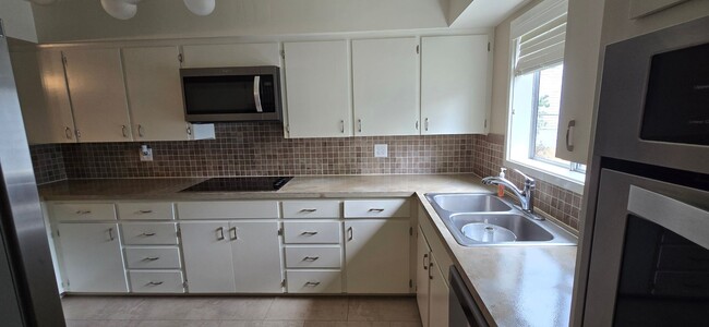 Building Photo - Well Maintained, Centrally Located 3 Bedro...