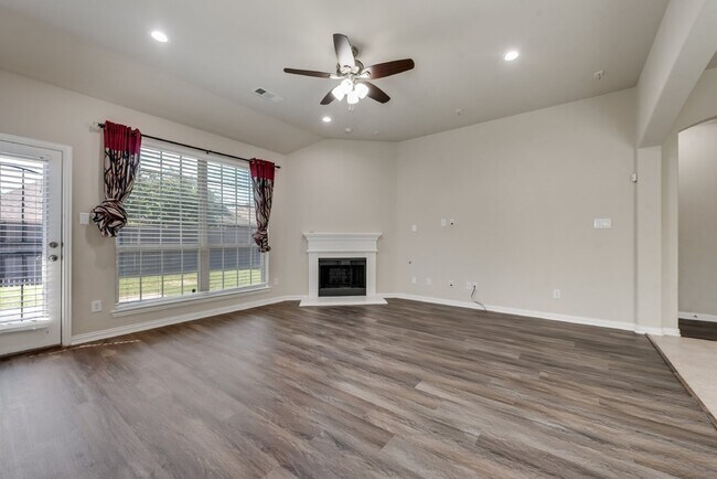 Building Photo - Charming 3-Bedroom Home with 2 Full Baths ...