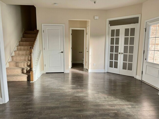 Building Photo - 4 Bedroom, 3.5 Bath Home w/ Backyard and 2 Car Garage