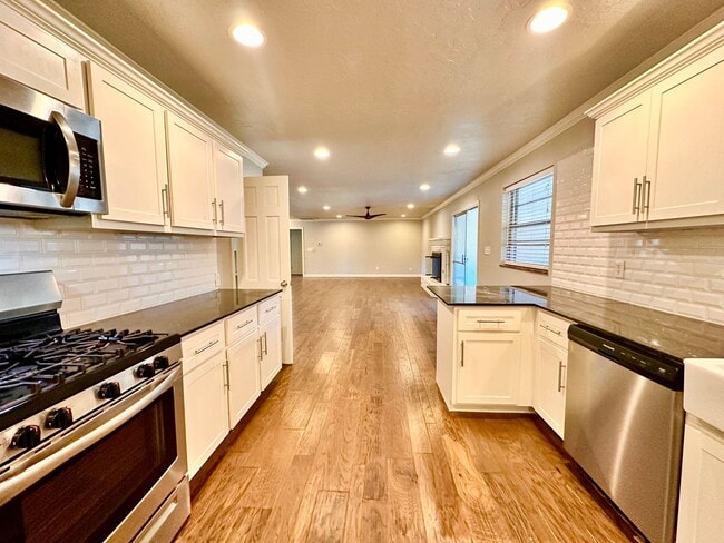 Building Photo - 3 Bed Home OKC - Move in Deposit-Free! (If Qualified)