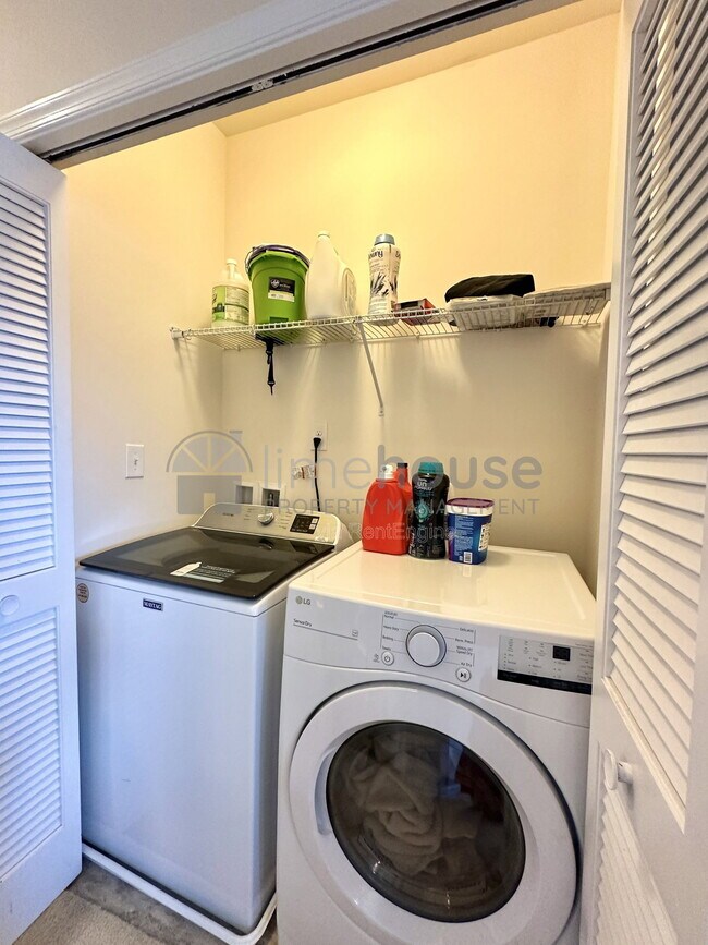 Building Photo - 724 Phalarope St