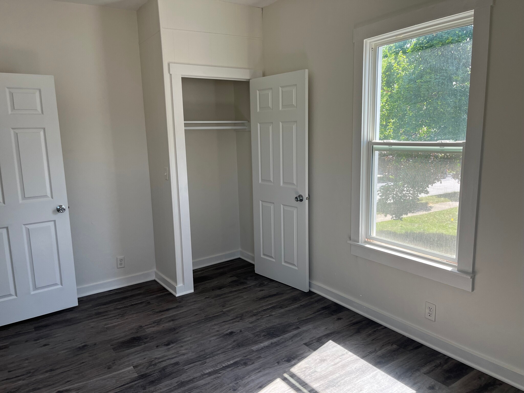 Bedroom - 620 W Walnut St