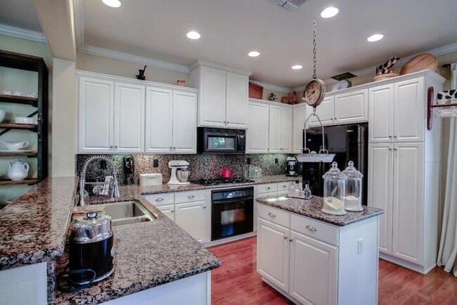 Building Photo - Immaculate Modern Townhouse in Sought-Afte...