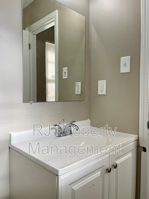 Building Photo - 4211 Lansdowne Dr