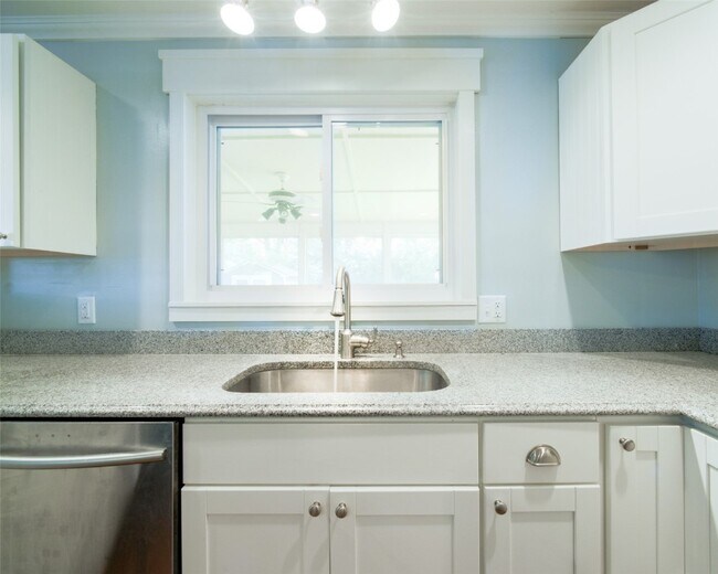 Building Photo - 427 Brass Lamp Dr