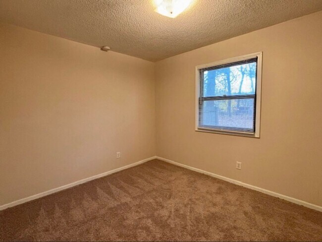 Building Photo - 2 Bedroom Duplex In Wyoming Available Dece...
