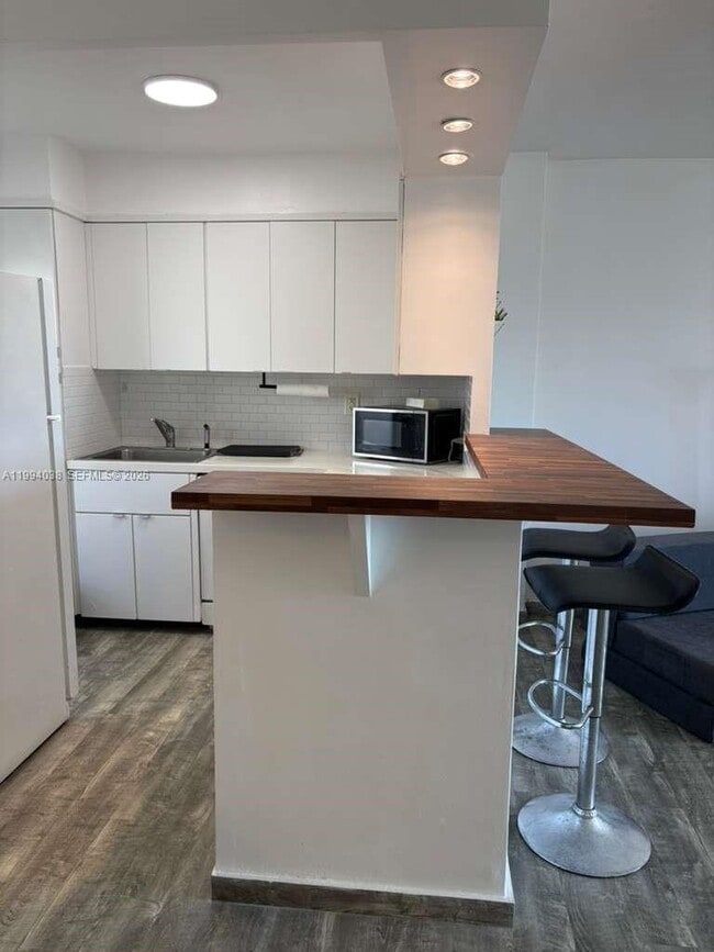 Building Photo - 220 Kings Point Dr