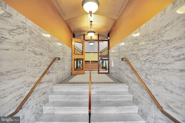 Building Photo - 1419 Clifton St NW