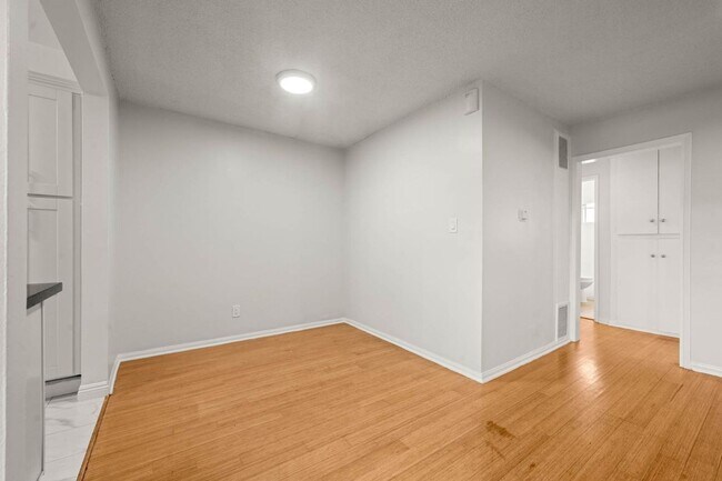 Building Photo - 607 Flores St