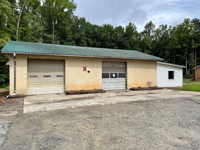 Building Photo - NEWLY RENOVATED 2 BED, 2 BATH HOME WITH GA...