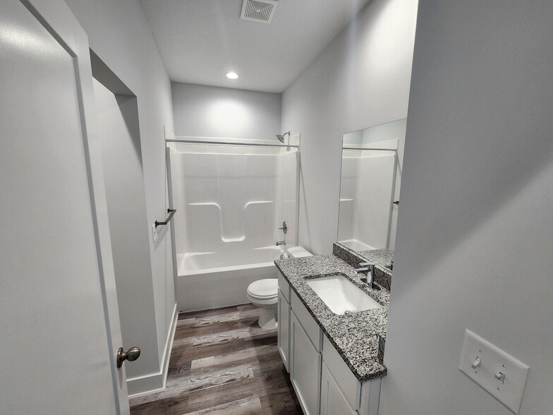 Hallway Bathroom - 5371 Nolen