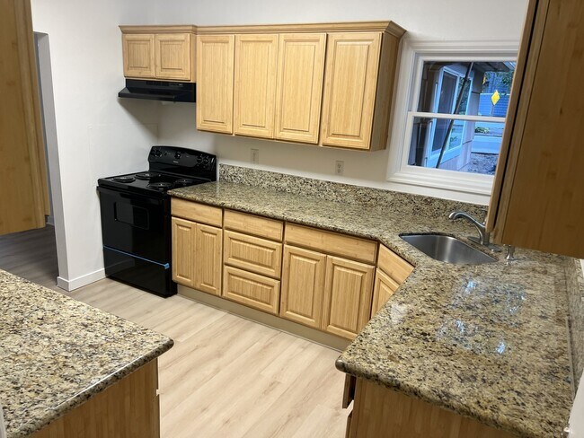 kitchen, back to driveway entrance - 4662 Carman Dr