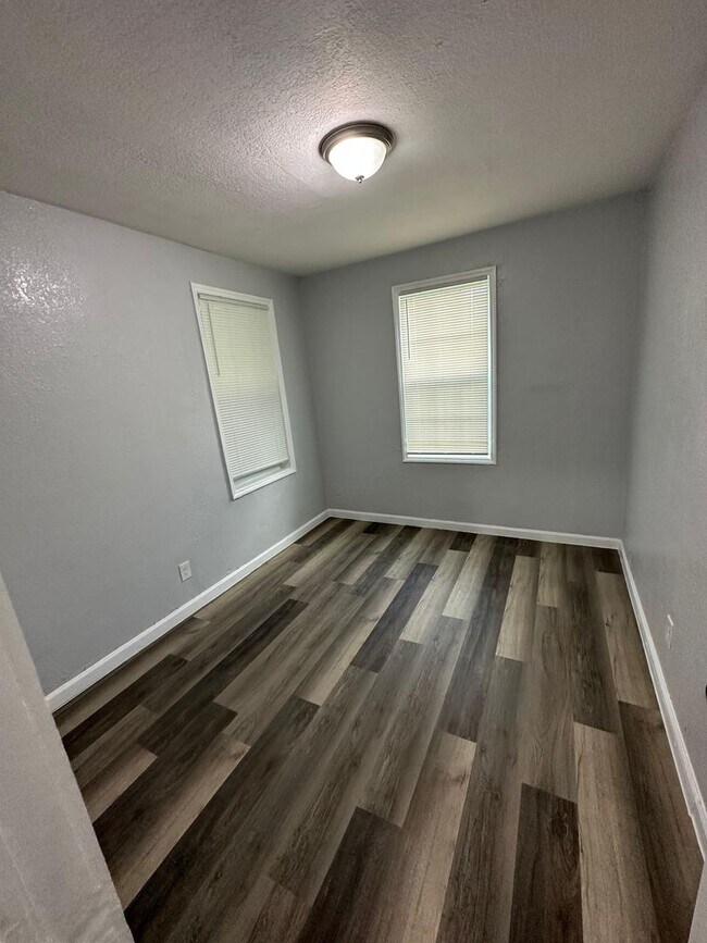 Building Photo - Fully Renovated 3/1.5 Available for Immedi...