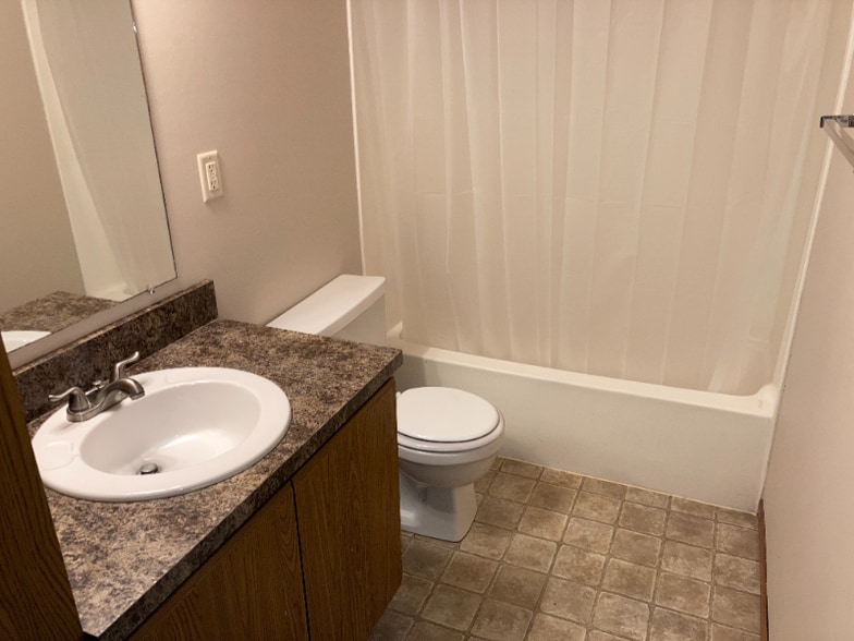 Building Photo - 5100 Emerald Dr