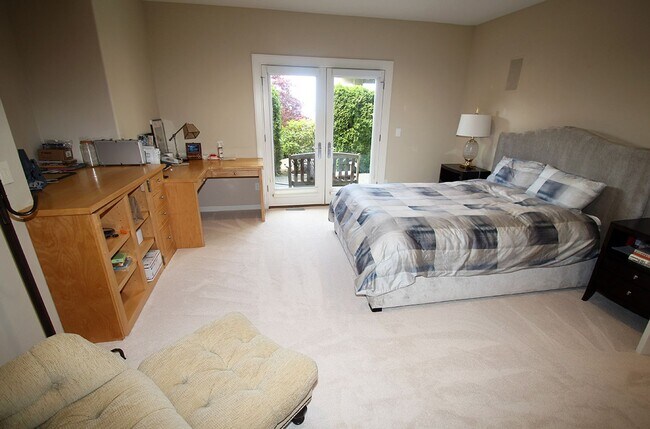Building Photo - LUXURY 4 BEDROOM BELLEVUE HOME IN ‘THE SUM...