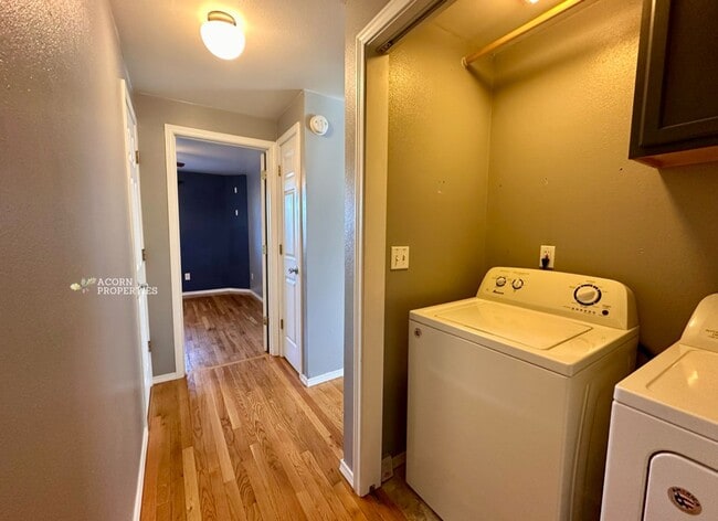 Building Photo - 537 NE Ellis Way