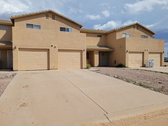 Building Photo - 3 Bedroom | 2.5 Bathroom | End Unit   Garage | Fenced Backyard  FREE Rent OAC (On Approved Credit)